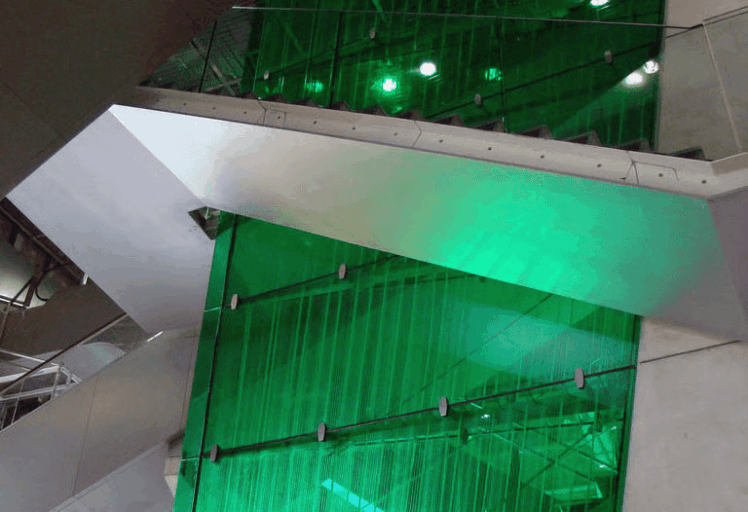 Réalisation d’une facade en plexiglas vert.