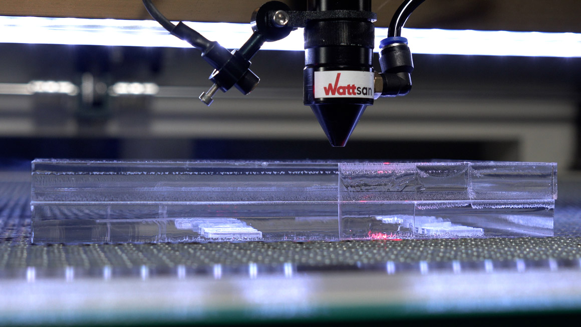 Decoupe-plexiglas-acrilyc