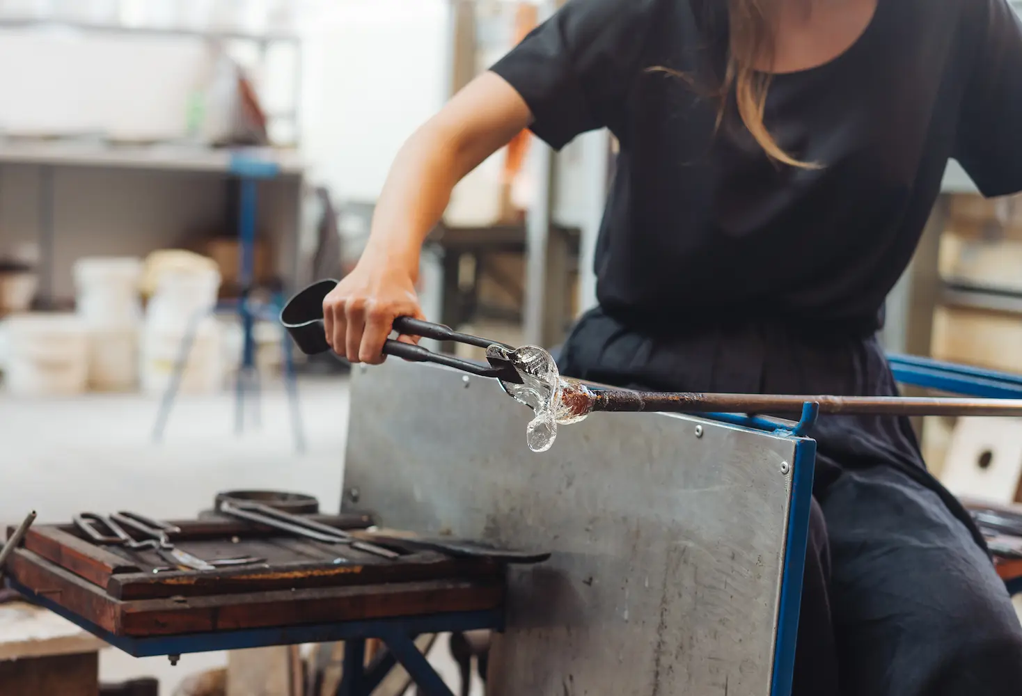 Formage positif du verre : artisanat et précision en atelier